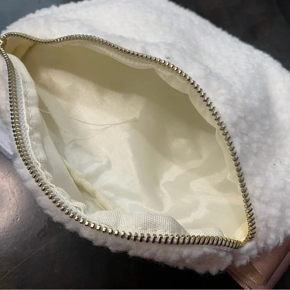 Apana Studio to Street Cozy Sherpa Belt Bag
Brand New with Tag - Picture 6 of 6